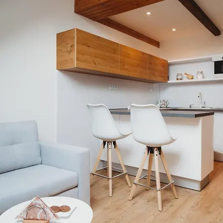 Loft In Old Town - Ac & Netflix Apartment *